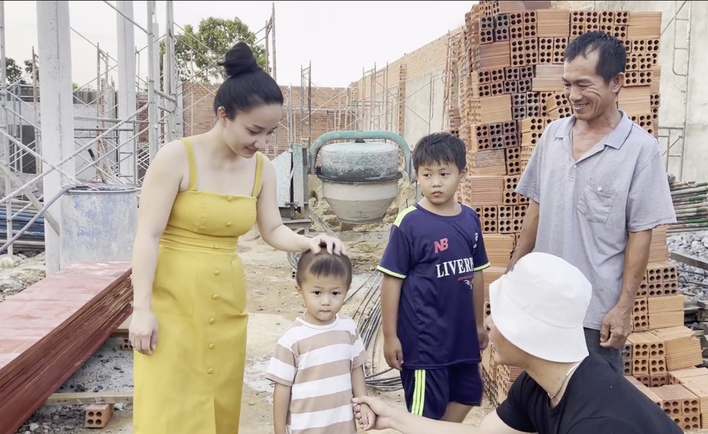 Lê Dương Bảo Lâm gây xúc động khi giúp đỡ anh thợ hồ bị vợ bỏ, nuôi 2 con bằng mì gói 6 Lê Dương Bảo Lâm gây xúc động khi giúp đỡ anh thợ hồ bị vợ bỏ, nuôi 2 con bằng mì gói 6