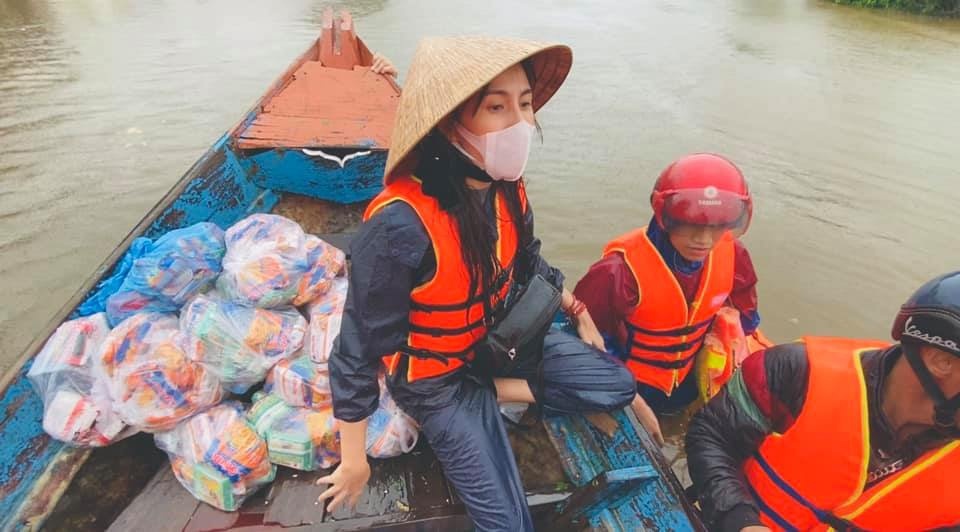 Không ưa nhiều nghệ sĩ, đại gia Phương Hằng lại bênh vực ra mặt một mình Thủy Tiên 3 Không ưa nhiều nghệ sĩ, đại gia Phương Hằng lại bênh vực ra mặt một mình Thủy Tiên 3