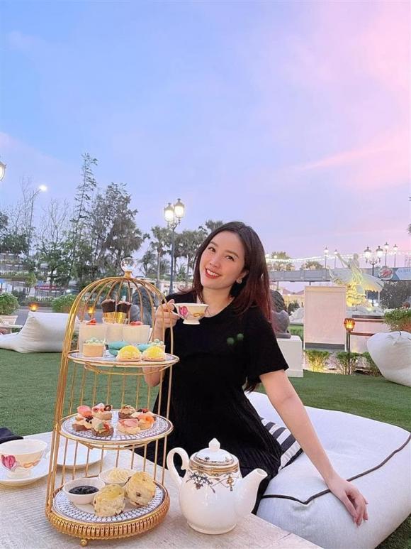 Diện váy rộng và vòng bụng lùm lùm, Bảo Thy khiến dân tình nghi vấn đang mang thai 4 Diện váy rộng và vòng bụng lùm lùm, Bảo Thy khiến dân tình nghi vấn đang mang thai 4
