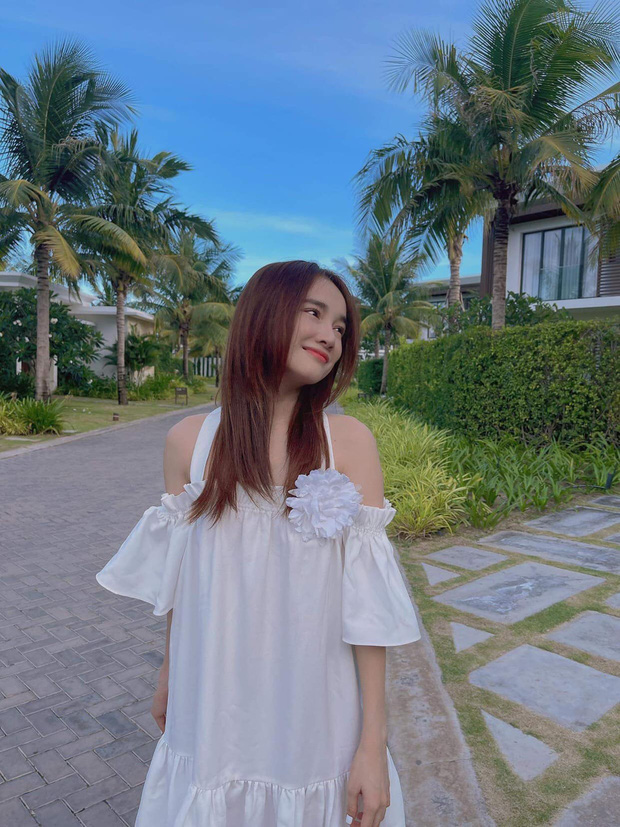 Khoe nhan sắc xinh đẹp đón tuổi mới, Nhã Phương bị nhắc nhở thân hình gầy gò đáng báo động 2 Khoe nhan sắc xinh đẹp đón tuổi mới, Nhã Phương bị nhắc nhở thân hình gầy gò đáng báo động 2