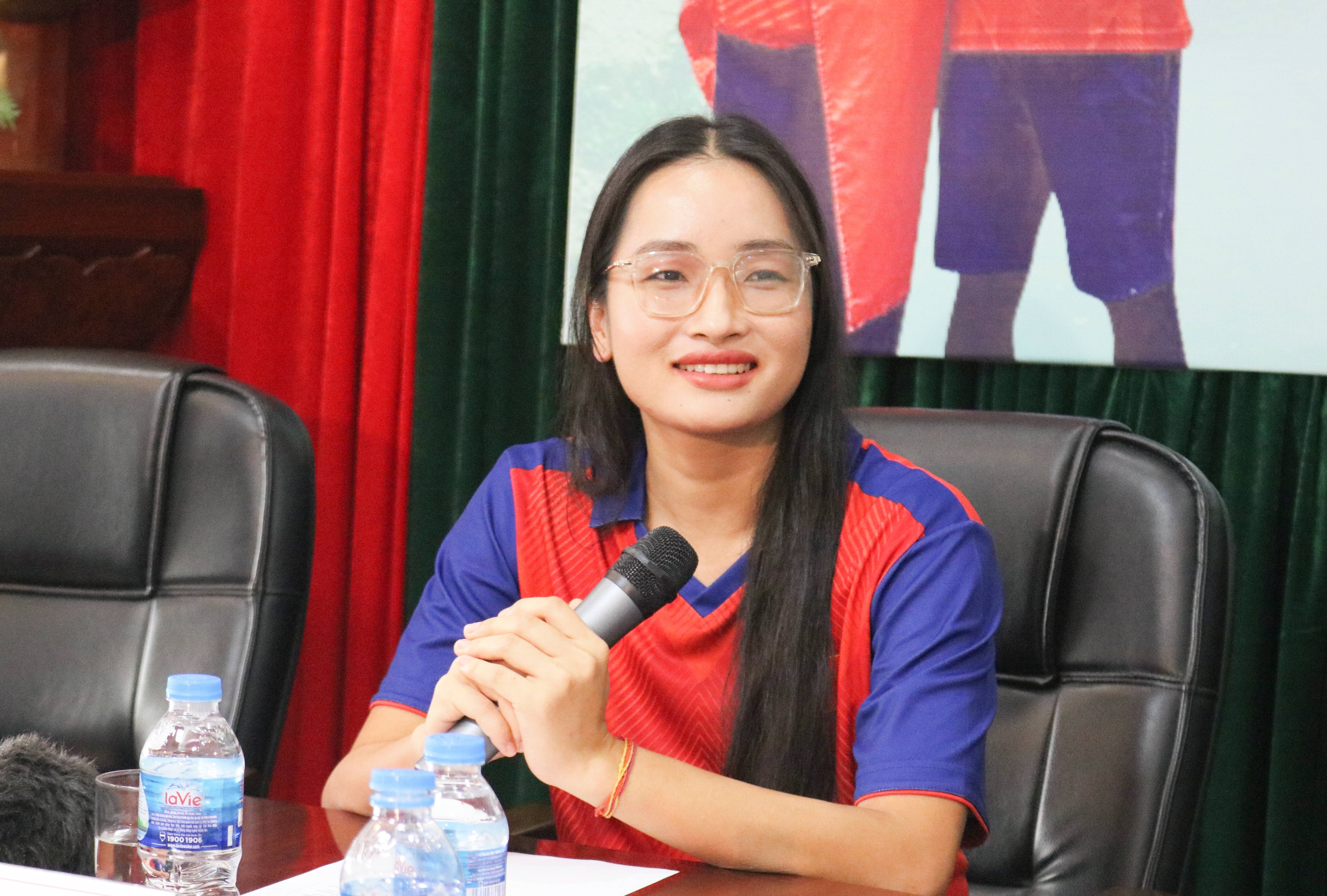 Duyên trong buổi giao lưu. Ảnh: Internet Duyên trong buổi giao lưu. Ảnh: Internet