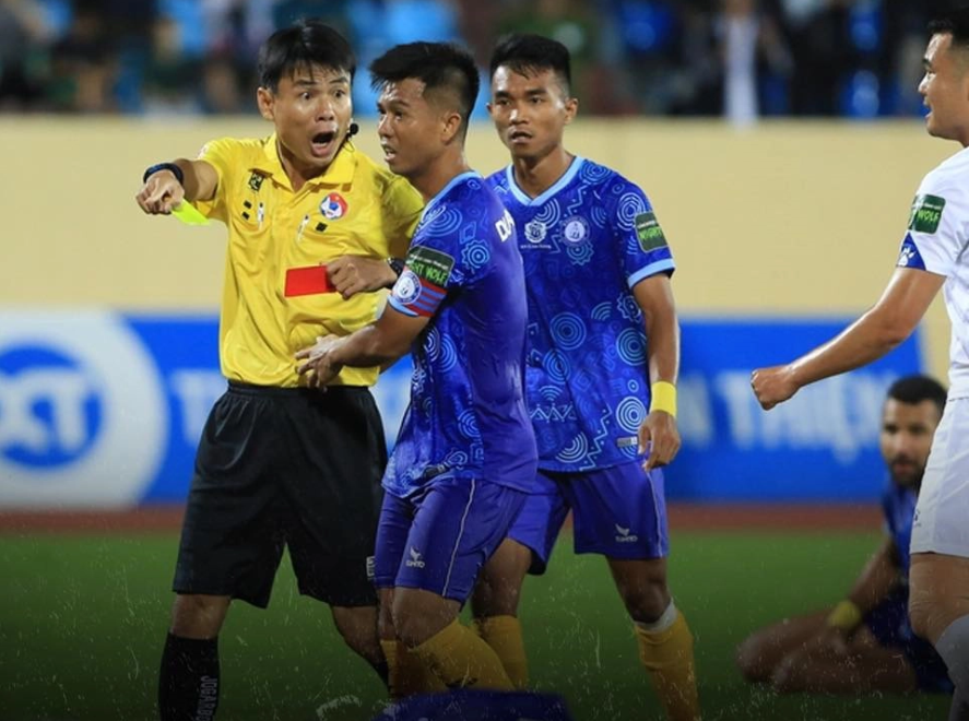 Trọng tài Trương Hồng Vũ trở lại làm việc. Ảnh: VFF Trọng tài Trương Hồng Vũ trở lại làm việc. Ảnh: VFF