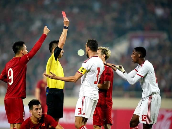 HLV UAE chỉ trích trọng tài vì rút thẻ đỏ đuổi cầu thủ đội nhà  1