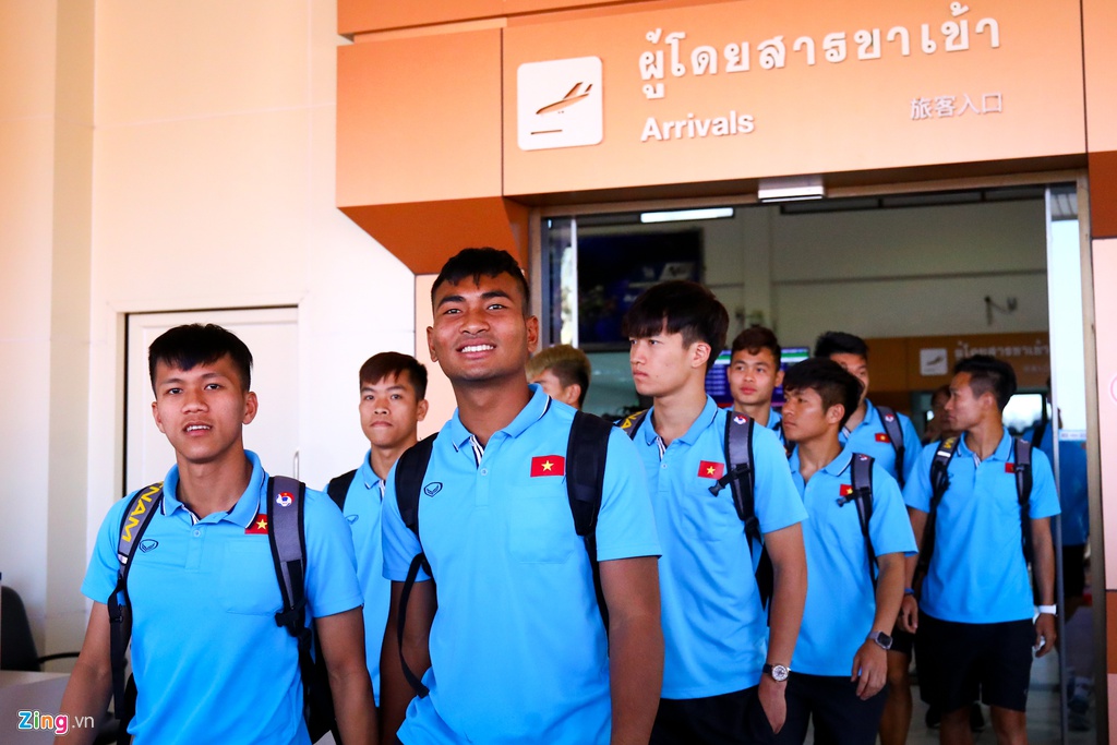 U23 Việt Nam đến Buriram, CĐV Thái Lan chào đón bằng biểu ngữ tiếng Việt  9