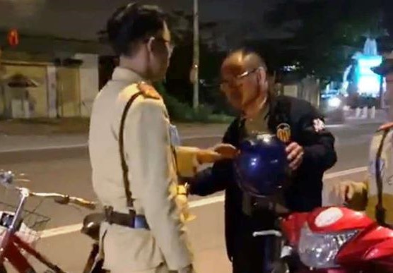 Người đàn ông Trung Quốc bị phạt 500.000 đồng, tạm giữ xe đạp vì vi phạm nồng độ cồn  1
