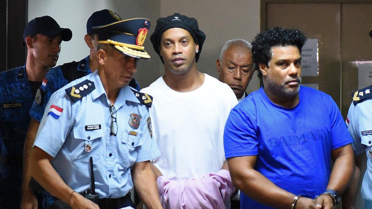 'Đen' như Ronaldinho: Án tù 10 năm treo lơ lửng, cả phòng 'cô lập' vì Covid-19  2