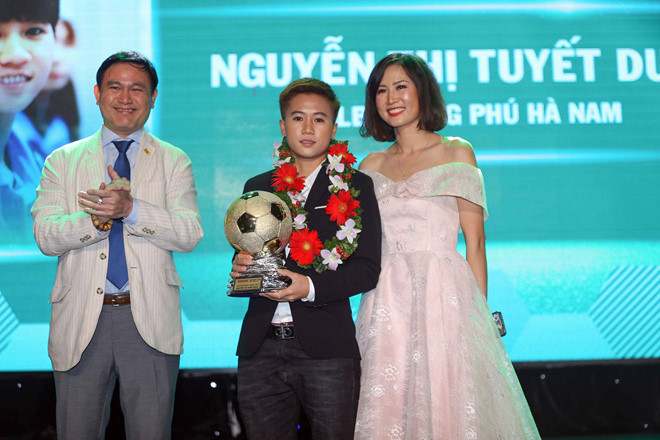 Ẵm đủ danh hiệu lớn nhỏ, QBV bóng đá nữ Việt Nam về quê phụ mẹ bán hàng  1