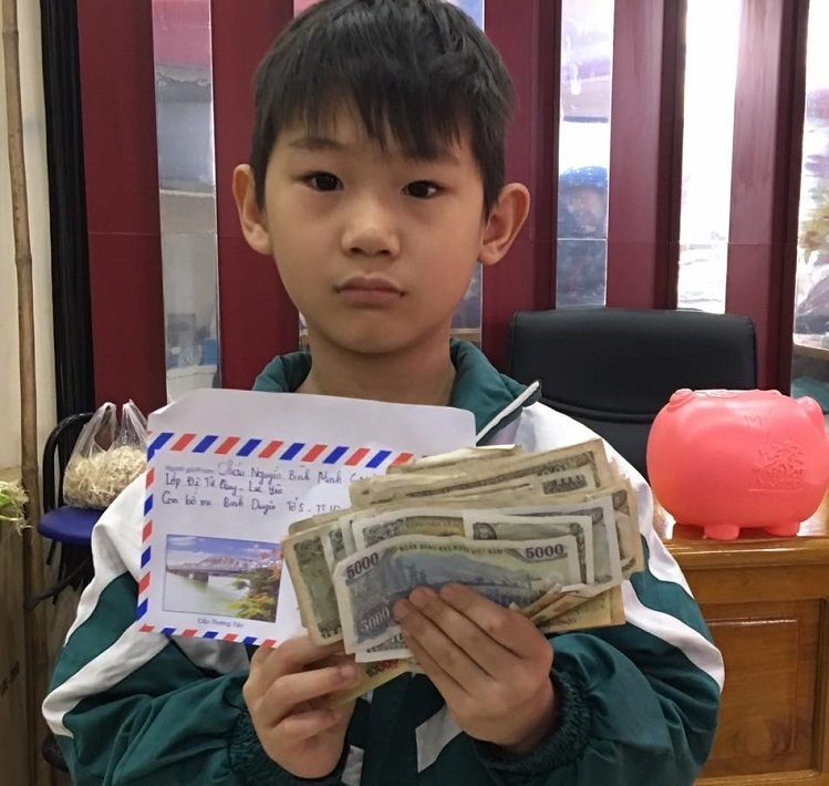 Cậu bé 8 tuổi đập lợn, đội mưa đi góp tiền chống dịch Covid-19 1