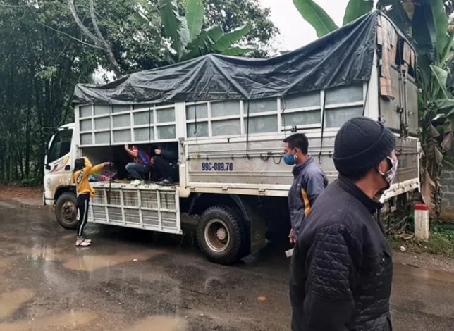 15 người trốn trong thùng xe tải, né chốt kiểm dịch để đi đám ma