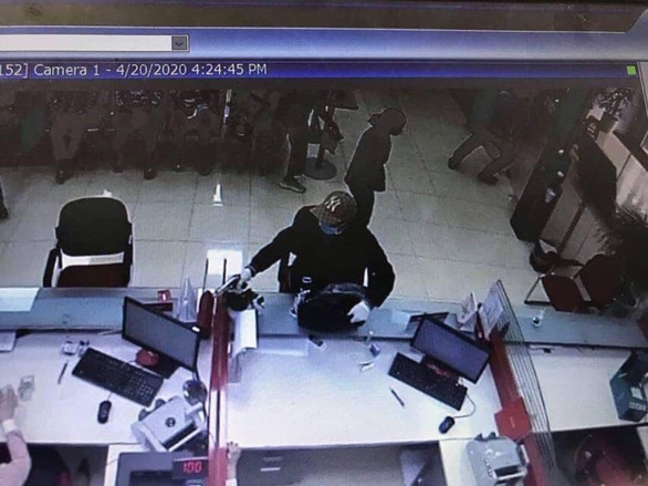 Truy bắt nghi can dùng súng cướp chi nhánh ngân hàng Techcombank ở Hà Nội 1