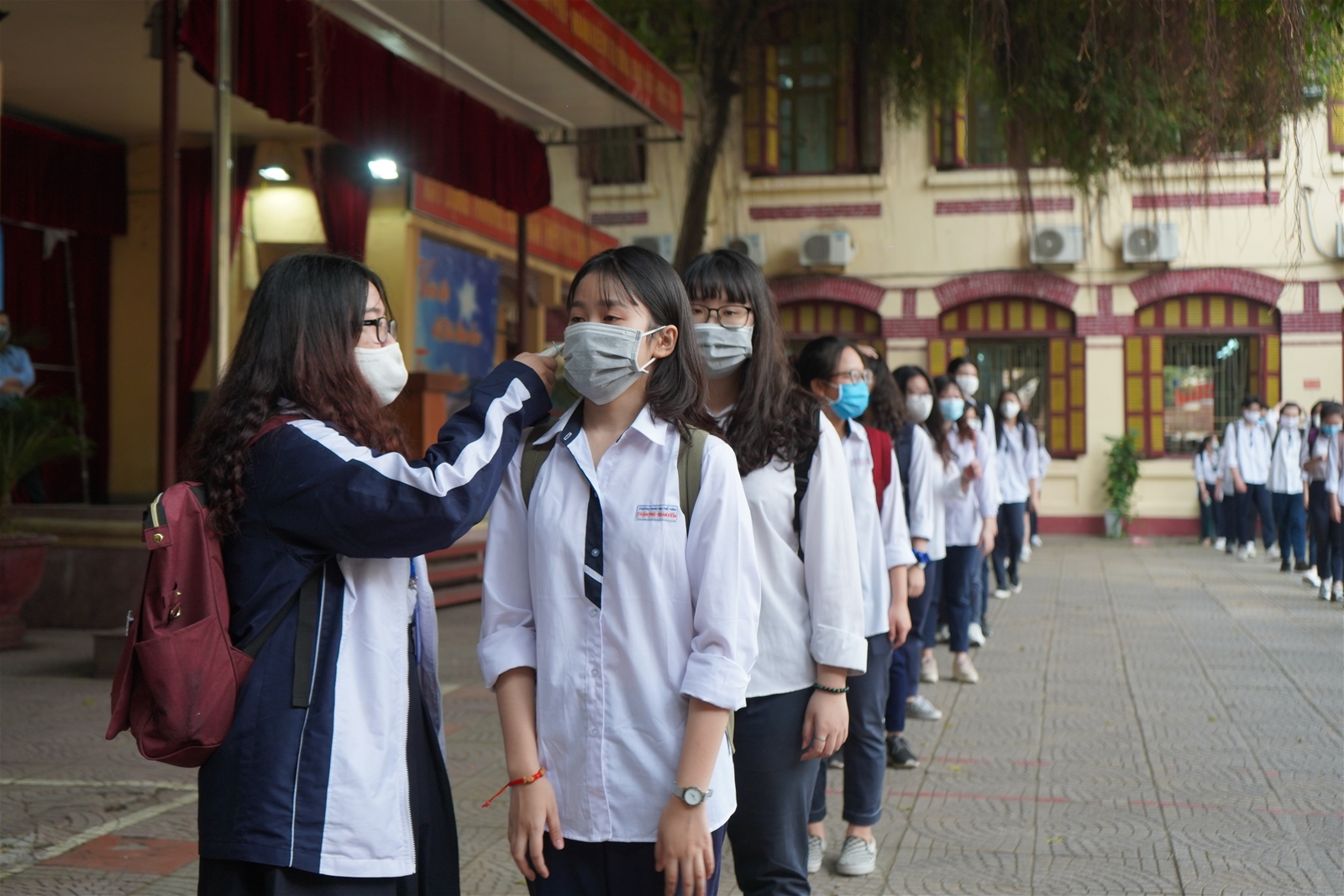 Hà Nội: Phát hiện và cách ly 3 trường hợp học sinh bị sốt trong ngày đầu đi học lại 2