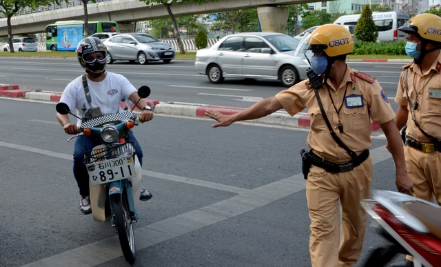 CSGT dừng xe kiểm tra, sử dụng bảo hiểm xe máy 20.000 đồng có bị phạt không? 1