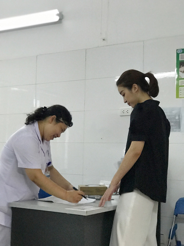 Hoa hậu Đỗ Mỹ Linh đến bệnh viện hỗ trợ chi phí cho bé sơ sinh bị bỏ rơi dưới hố ga 4