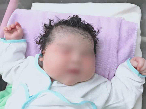 Ca sinh hiếm gặp: Con chào đời nặng hơn nửa yến, bác sĩ lẫn sản phụ đều ngạc nhiên  3