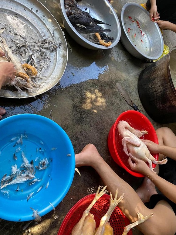 Phan Mạnh Quỳnh về quê bạn gái vào bếp đun nước, thịt gà khiến dân mạng thích thú 3