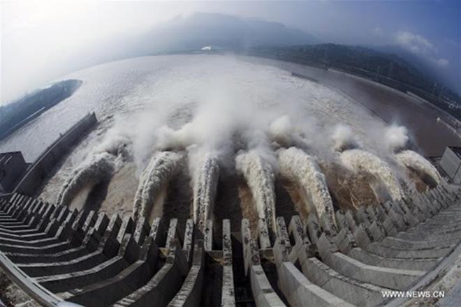 Nước lũ ùn ùn đổ về đập Tam Hiệp, Trung Quốc phát cảnh báo 'hồng thủy số 1' ở Trường Giang 2