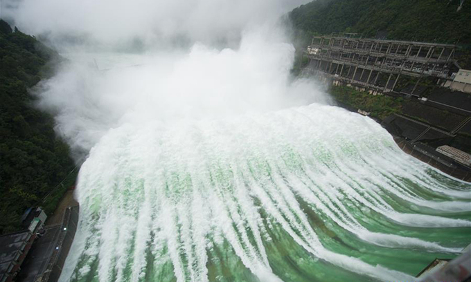Đập thủy điện 'khủng' của Trung Quốc lần đầu tiên mở toàn bộ cửa xả 2