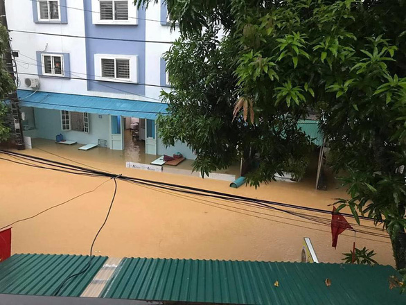 Hà Giang chìm trong biển nước vì mưa lớn, ô tô ngập tới nóc 2