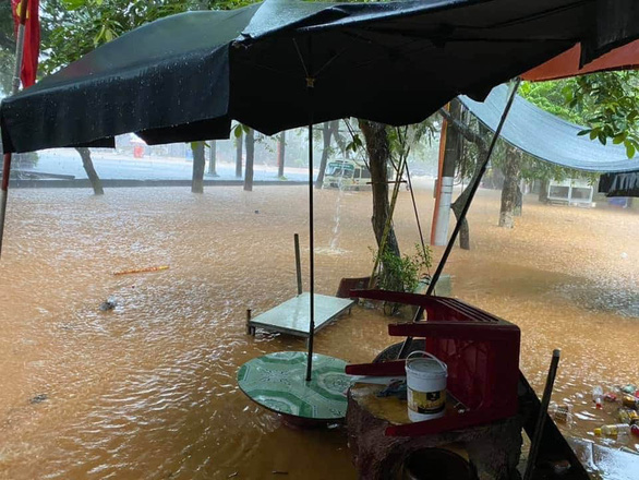 Hà Giang chìm trong biển nước vì mưa lớn, ô tô ngập tới nóc 4