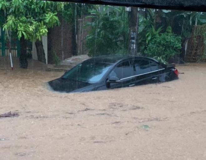 Hà Giang chìm trong biển nước vì mưa lớn, ô tô ngập tới nóc 5