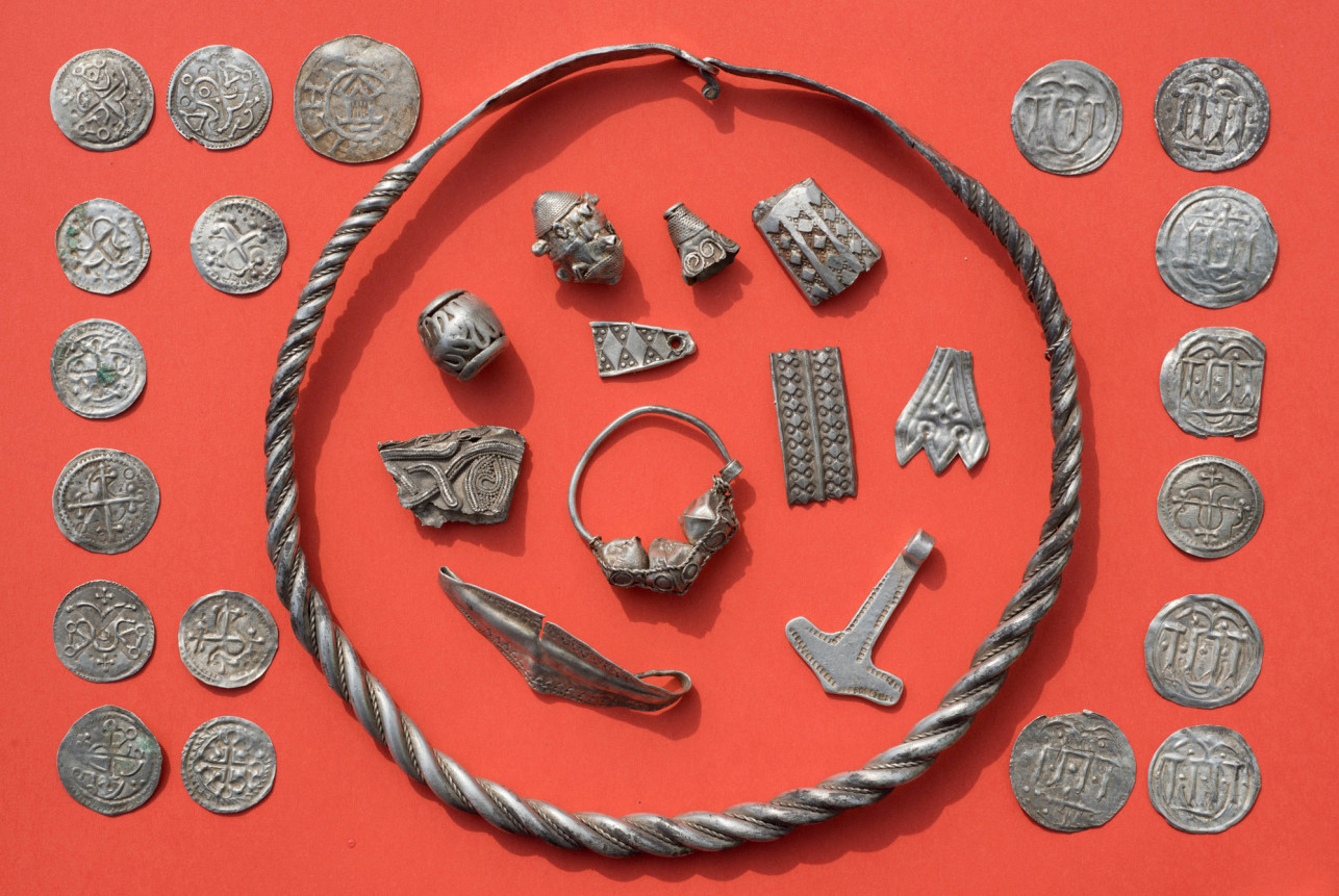 Cậu bé 13 tuổi tìm thấy kho báu 1000 năm tuổi của đế chế Viking 7