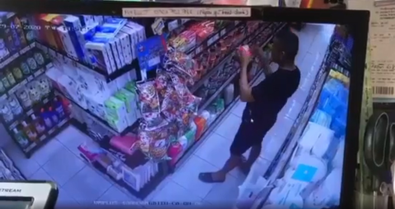 Đà Nẵng: Một người đàn ông vào siêu thị, liên tục bôi nước bọt vào các gói thực phẩm khô 4