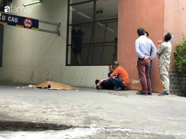Cha mẹ gào khóc, quỵ ngã khi chứng kiến con trai nằm bất động sau cú ngã từ căn chung cư cao tầng tại Hà Nội 5