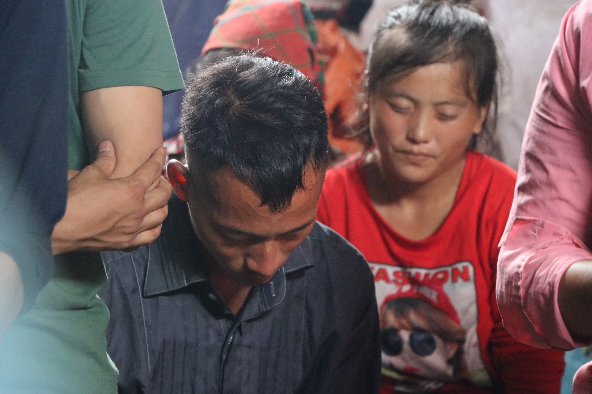 Bố mẹ thất thần, khóc cạn nước mắt tiễn đưa con gái trong vụ sập cổng trường ở Lào Cai 9