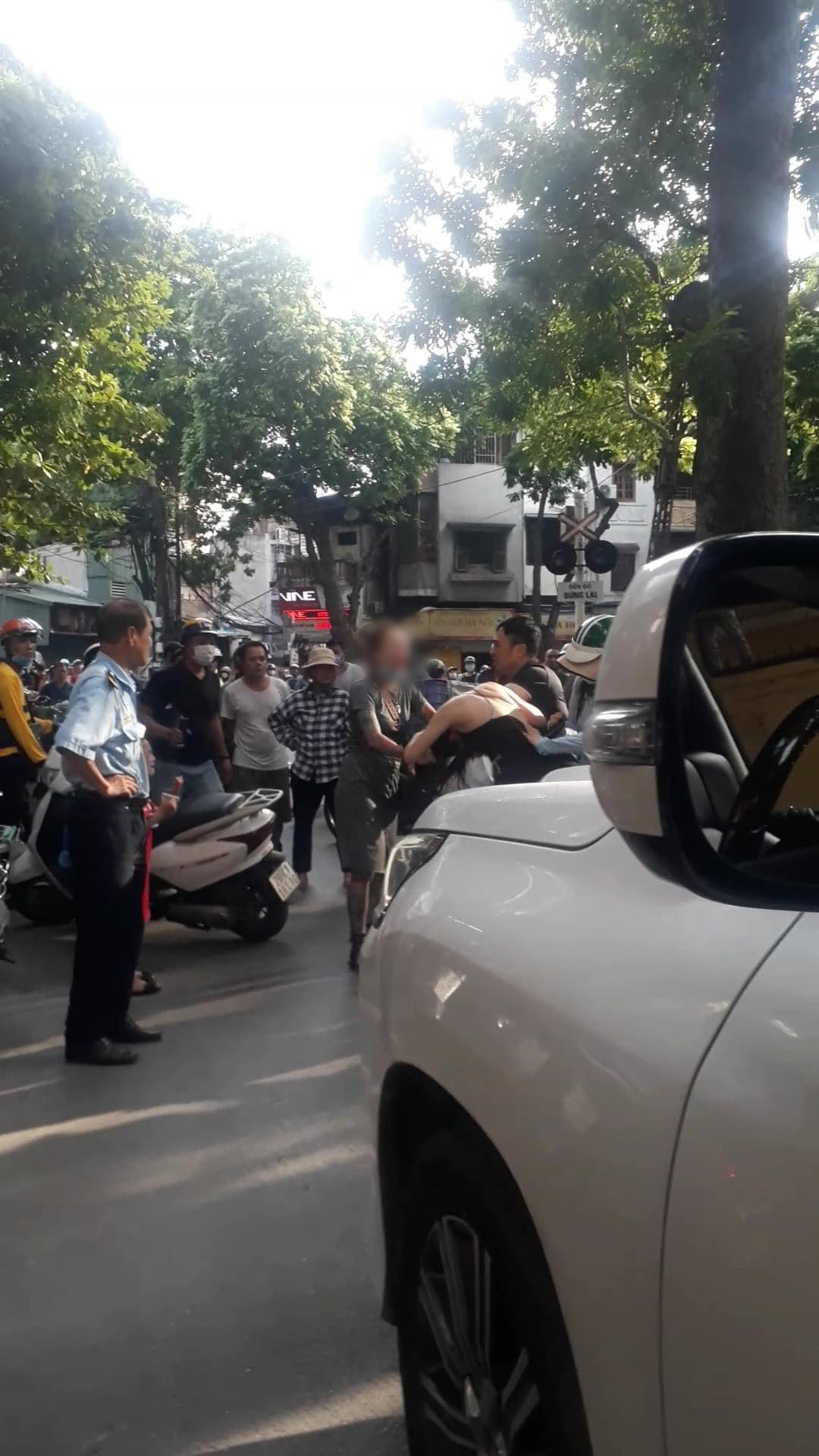 Dân mạng tìm ra Facebook bồ nhí bị bắt ghen tại phố Lý Nam Đế: 'Phông bạt' lồng lộn, tối ngày đăng cap thả thính cả nghìn anh 5