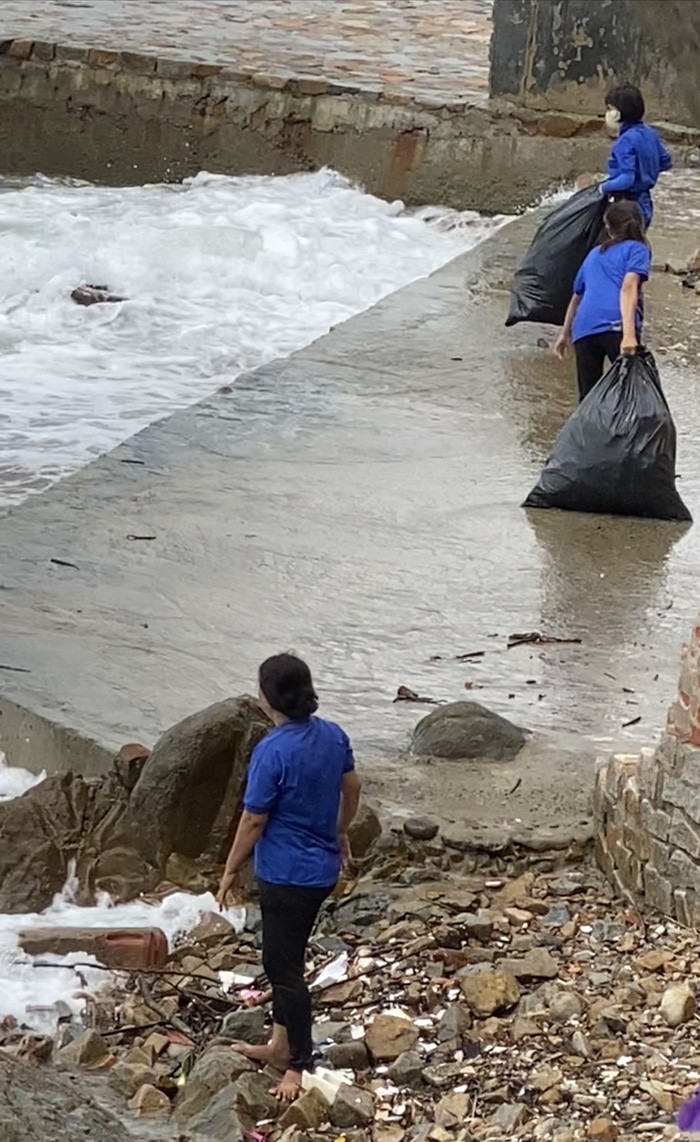 Chủ quán cafe ở Vũng Tàu nhận sai khi xả rác xuống biển, trả cái giá cực đắt sau buổi làm việc với chính quyền 4