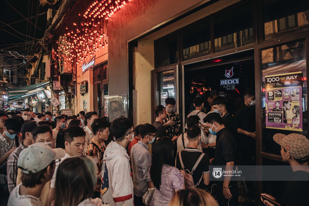 Club nổi tiếng nhất Hà Nội mở cửa miễn phí, hàng nghìn người chen nhau nhích từng bước vào cửa 10