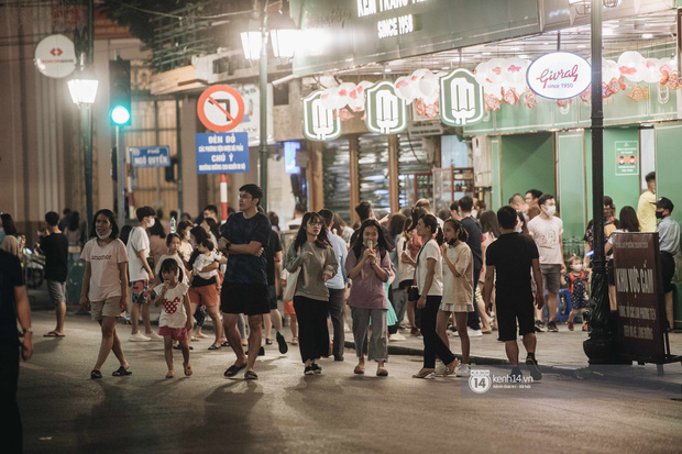 Club nổi tiếng nhất Hà Nội mở cửa miễn phí, hàng nghìn người chen nhau nhích từng bước vào cửa 5