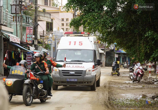 Người nhà gào thét trong nước mắt, chạy theo xe chở tân Chủ tịch huyện Phong Điền 2