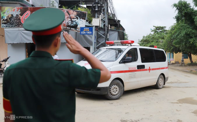 Hàng trăm người dân Huế đứng trước cổng bệnh viện, mong được vào thắp nén hương cho 13 chiến sĩ  15