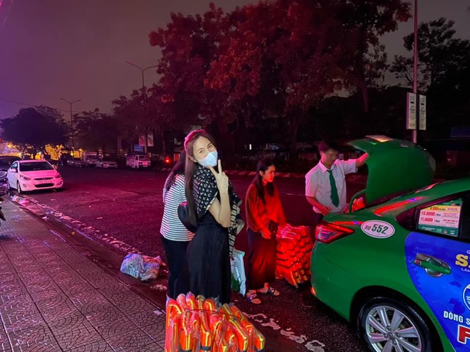 Nữ MC 'cà khịa' Thủy Tiên đeo túi 50 triệu đi miền Trung gây tranh cãi: 'Làm từ thiện phải đẹp' 4