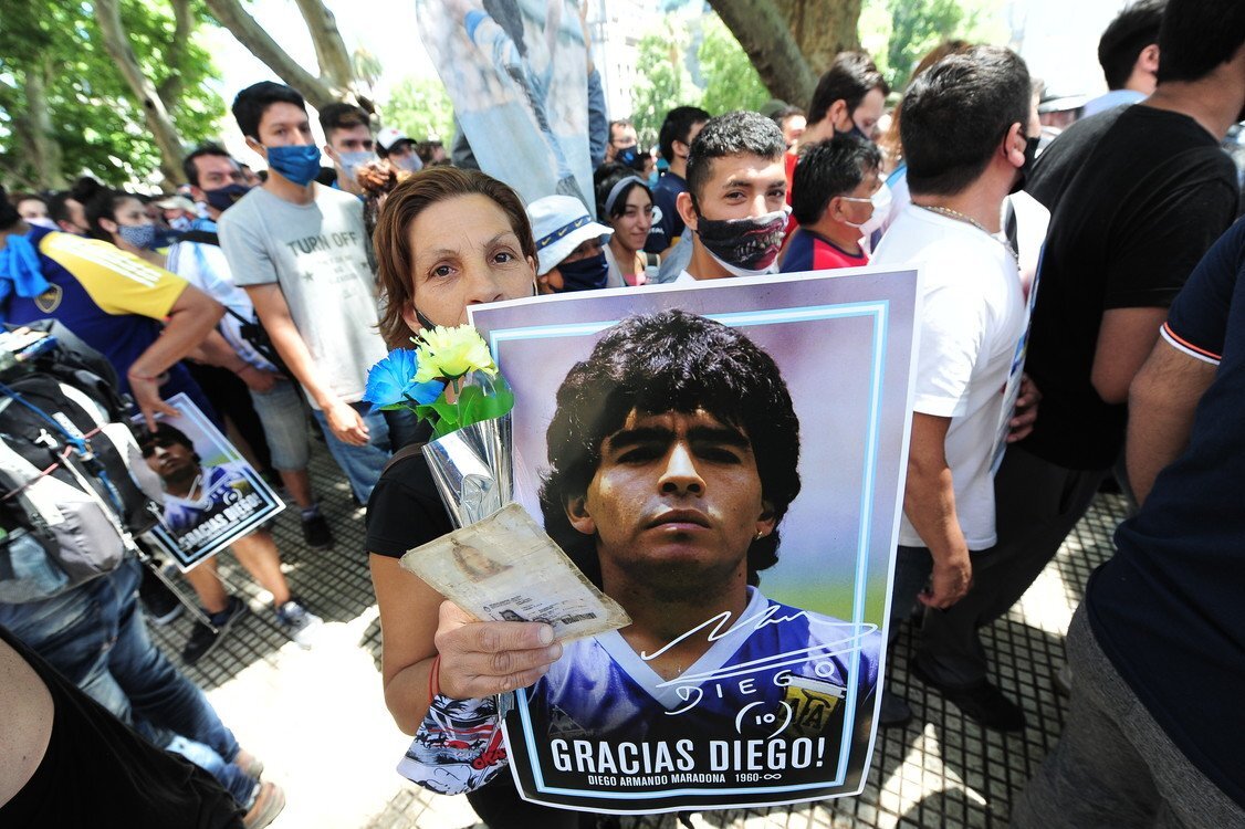 Biển người đưa tiễn Maradona về nơi an nghỉ cuối cùng: Nước mắt và máu đã đổ 6