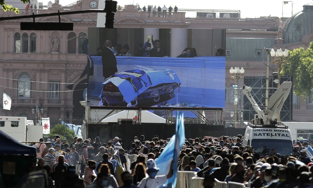 Biển người đưa tiễn Maradona về nơi an nghỉ cuối cùng: Nước mắt và máu đã đổ 9