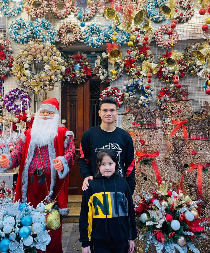 Sao bóng đá làm gì đêm Giáng sinh: Messi viên mãn với gia đình, Quang Hải đi mua sắm giữa tin đồn có bồ mới 7