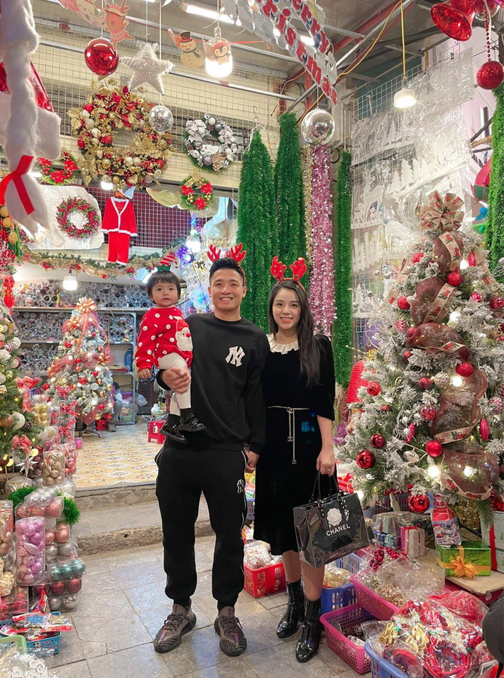 Sao bóng đá làm gì đêm Giáng sinh: Messi viên mãn với gia đình, Quang Hải đi mua sắm giữa tin đồn có bồ mới 8