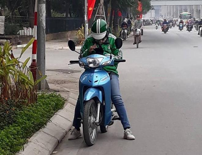 Lương 1 triệu/ tháng, thầy giáo Hà Nội bỏ nghề giáo viên để đi chạy xe ôm công nghệ 2