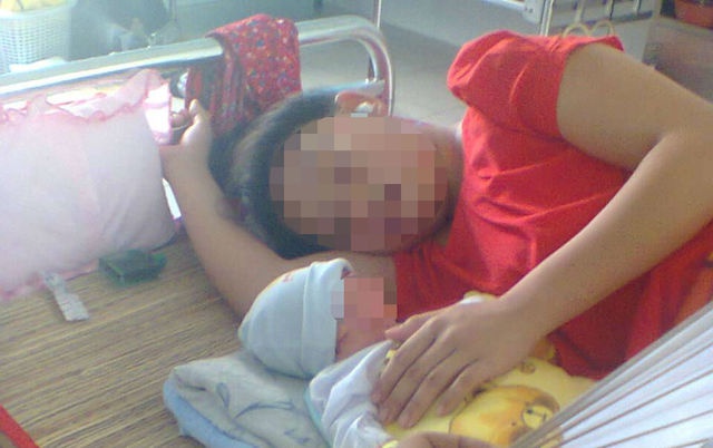 Vụ học sinh lớp 7 sinh con trong nhà vệ sinh: Mẹ của nữ sinh cũng có thể bị điều tra vì sinh con năm 14 tuổi  3