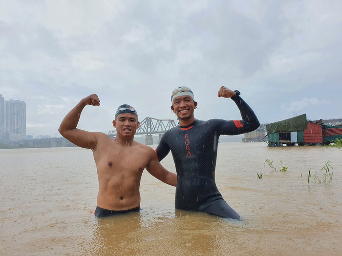 Nhân viên văn phòng và thầy giáo Việt bơi 200 km từ chân cầu Long Biên ra biển Thái Bình  1