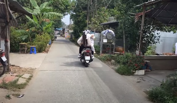 Linh Lan bị 'ruồng bỏ' sau lễ an táng của Vân Quang Long: Bố mẹ chồng không cho đi chung xe, phải ôm con lủi thủi đi bộ 7 Linh Lan bị 'ruồng bỏ' sau lễ an táng của Vân Quang Long: Bố mẹ chồng không cho đi chung xe, phải ôm con lủi thủi đi bộ 7