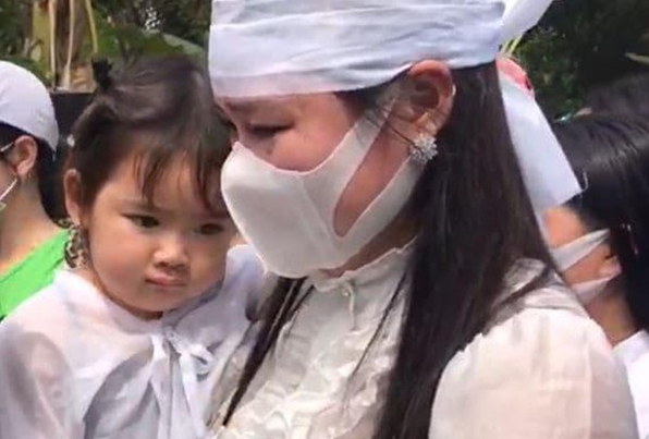 Linh Lan bị 'ruồng bỏ' sau lễ an táng của Vân Quang Long: Bố mẹ chồng không cho đi chung xe, phải ôm con lủi thủi đi bộ 5