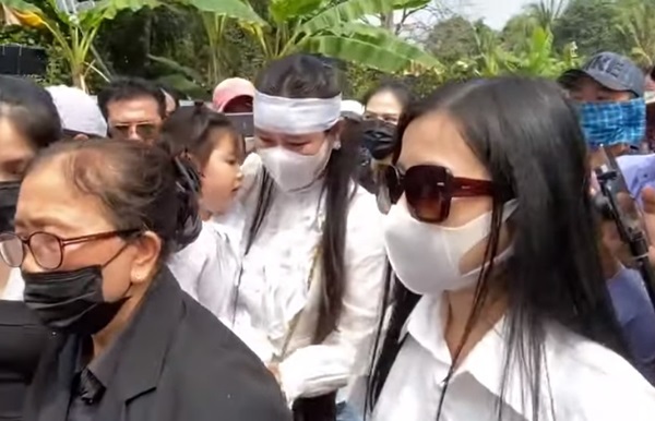 Linh Lan bị 'ruồng bỏ' sau lễ an táng của Vân Quang Long: Bố mẹ chồng không cho đi chung xe, phải ôm con lủi thủi đi bộ 1 Linh Lan bị 'ruồng bỏ' sau lễ an táng của Vân Quang Long: Bố mẹ chồng không cho đi chung xe, phải ôm con lủi thủi đi bộ 1