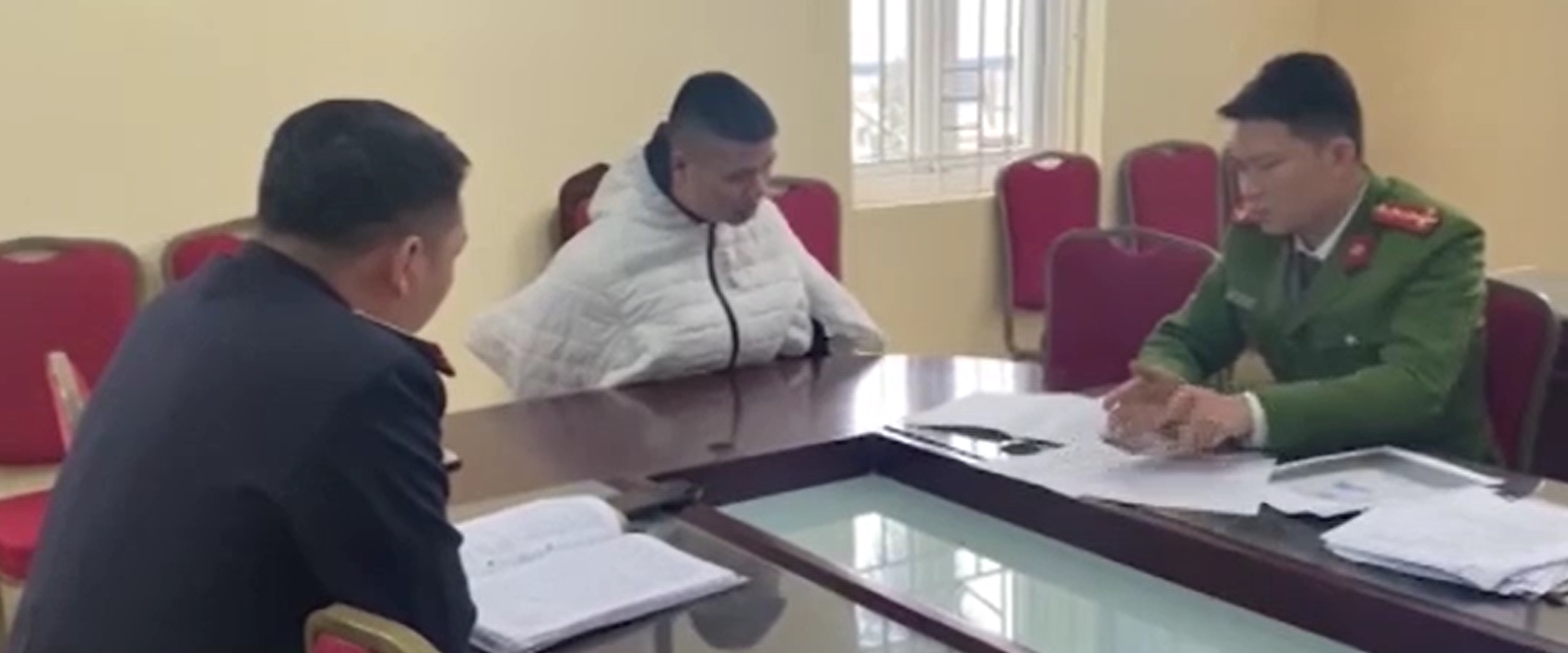 Lời khai gây phẫn nộ của 'yêu râu xanh' giam giữ nữ sinh, ép làm chuyện đồi bại: Bắt đi bộ lên tầng 22 để tiếp tục quan hệ 2 Lời khai gây phẫn nộ của 'yêu râu xanh' giam giữ nữ sinh, ép làm chuyện đồi bại: Bắt đi bộ lên tầng 22 để tiếp tục quan hệ 2