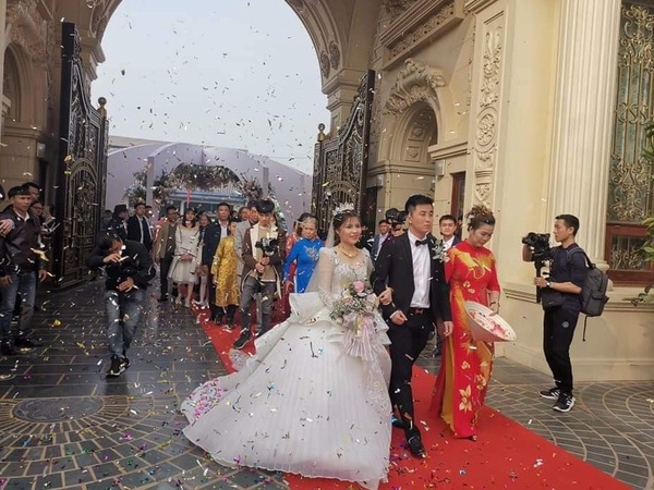 Đám cưới 'khủng' trong lâu đài dát vàng ở Ninh Bình: Cô dâu và chú rể cuối cùng cũng lộ diện 6
