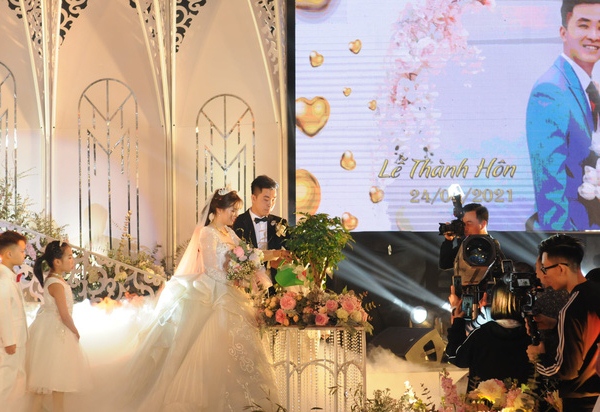 Đám cưới 'khủng' trong lâu đài dát vàng ở Ninh Bình: Cô dâu và chú rể cuối cùng cũng lộ diện 7 Đám cưới 'khủng' trong lâu đài dát vàng ở Ninh Bình: Cô dâu và chú rể cuối cùng cũng lộ diện 7