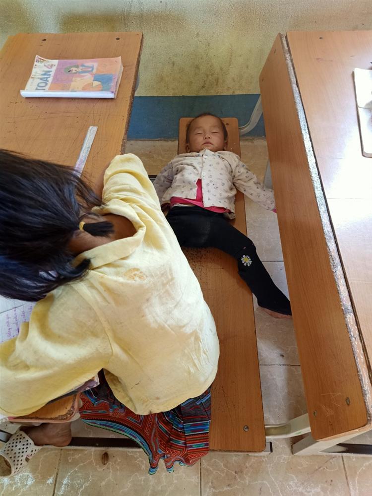 Em gái lớp 4 địu em đến lớp học cùng, khát sữa mẹ khóc ngặt cả chiều 5 Em gái lớp 4 địu em đến lớp học cùng, khát sữa mẹ khóc ngặt cả chiều 5