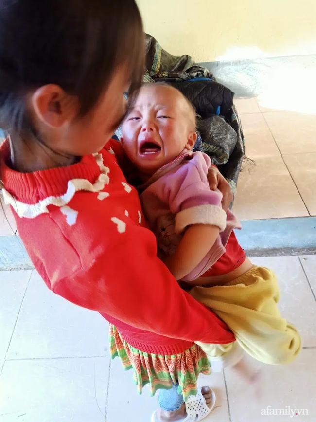 Em gái lớp 4 địu em đến lớp học cùng, khát sữa mẹ khóc ngặt cả chiều 2 Em gái lớp 4 địu em đến lớp học cùng, khát sữa mẹ khóc ngặt cả chiều 2